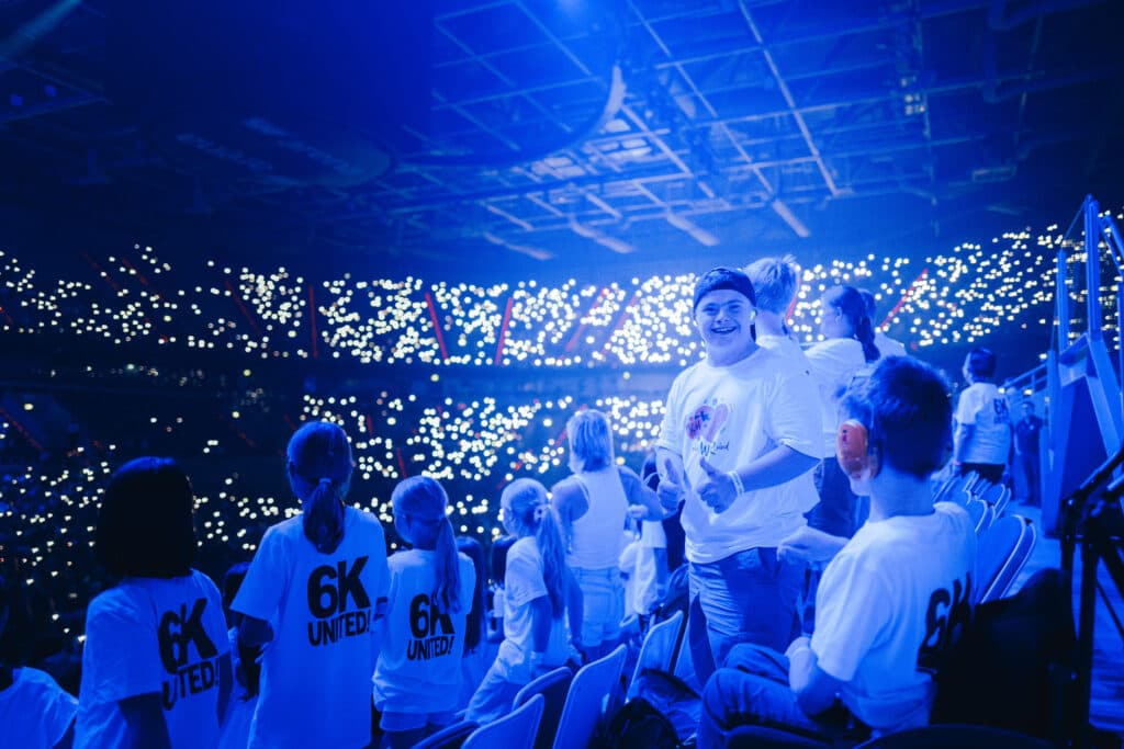 Children at a 6K UNITED! arena concert