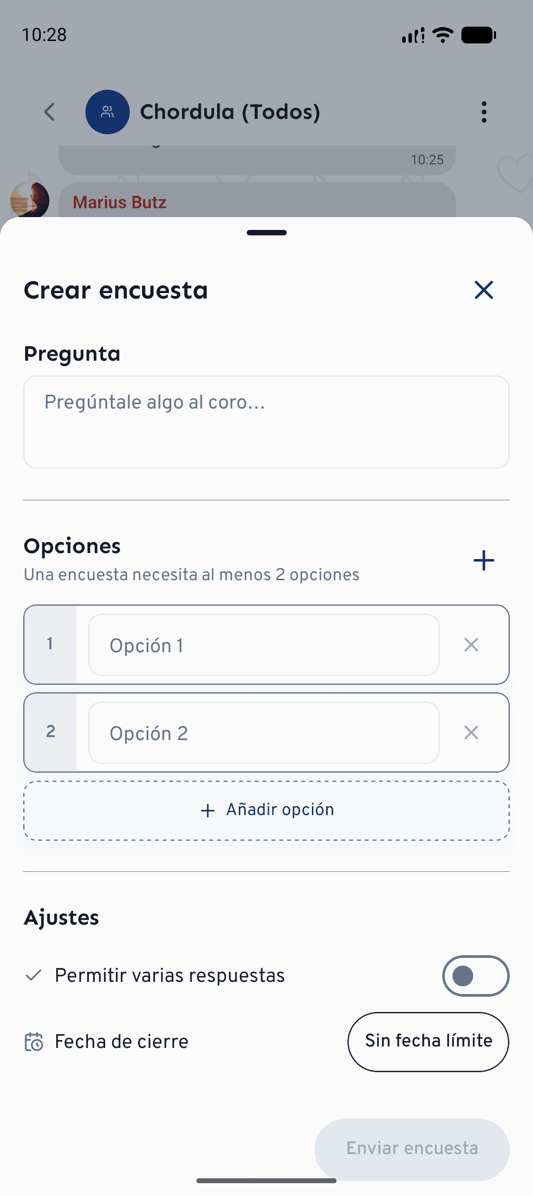 Añade una pregunta, opciones y ajustes, y envía después la encuesta a la conversación.