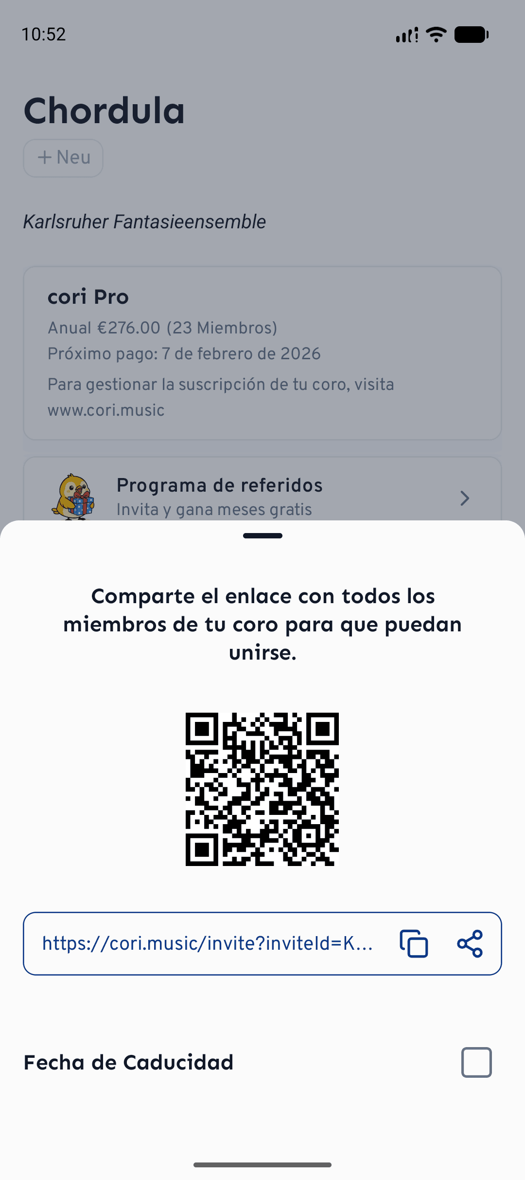 En el movil: el codigo QR y el enlace de invitacion, con fecha de caducidad opcional.