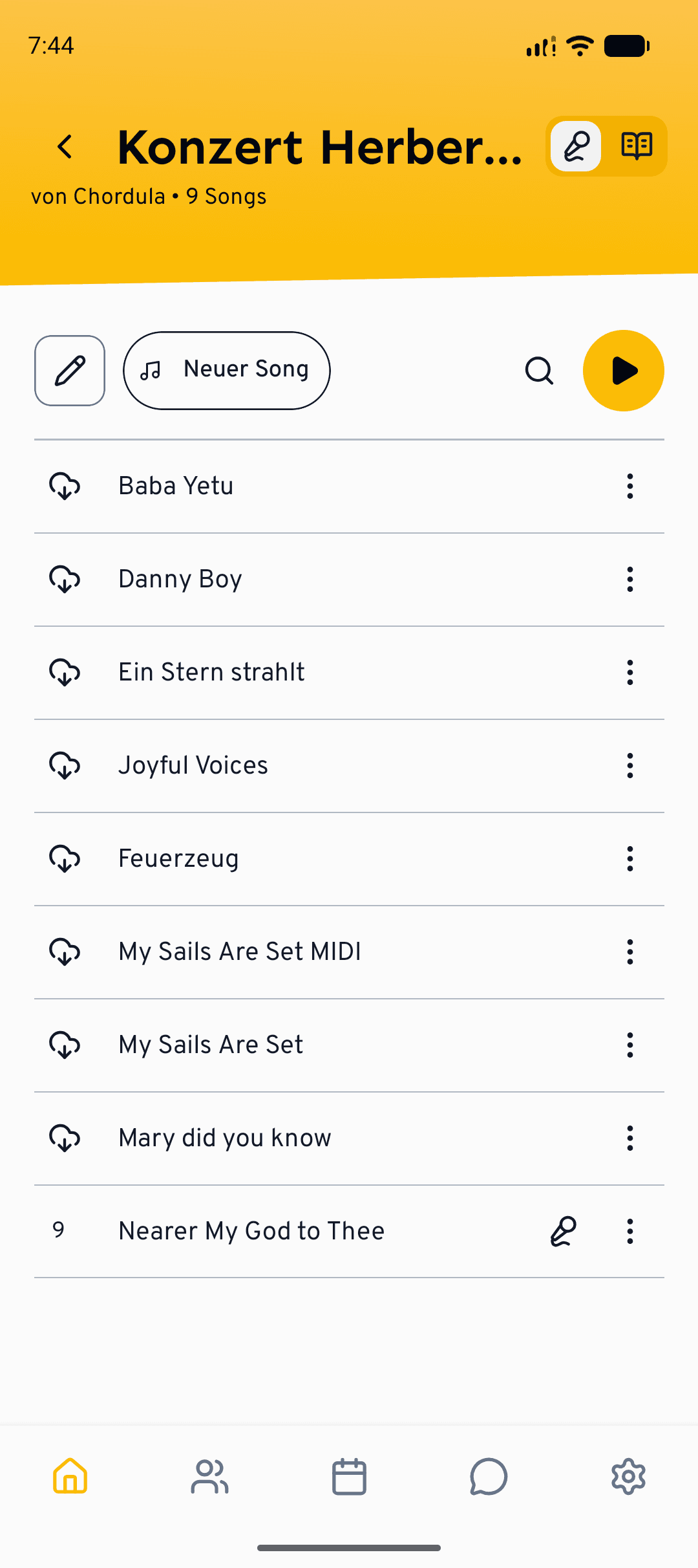 Eine Setlist in der mobilen App, mit den Steuerelementen für Wiedergabe und Probenmodus oben.