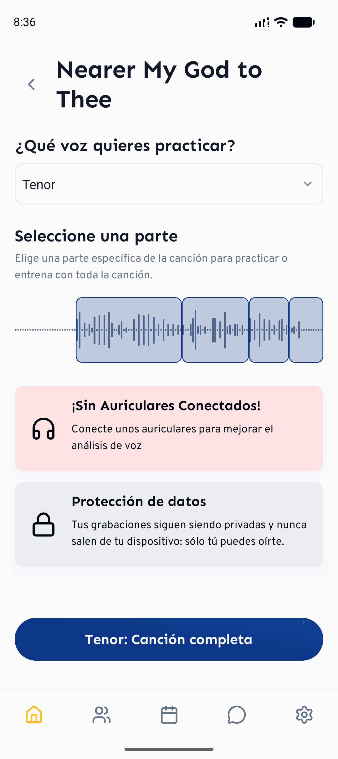 Toca el icono del micrófono de la canción y elige después la voz y el fragmento que quieras practicar.